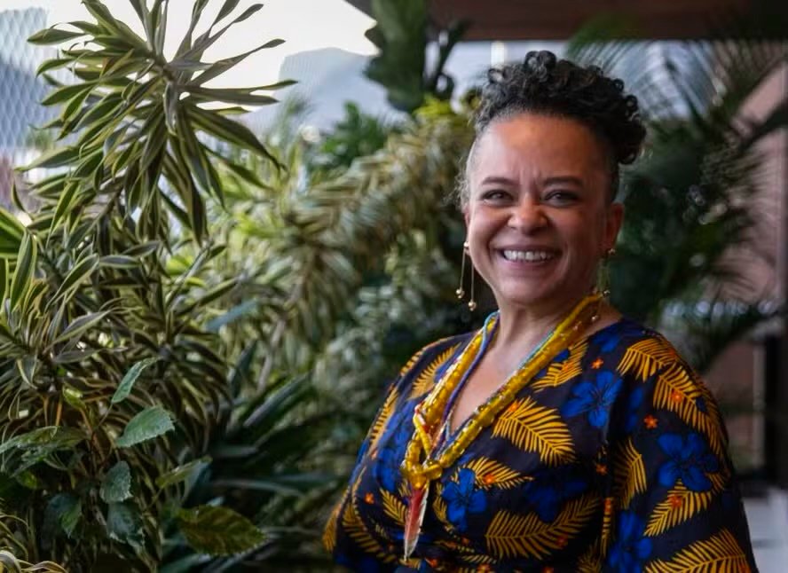 Em uma eleição histórica, a escritora Ana Maria Gonçalves se tornou, nesta quinta-feira (10), a primeira mulher negra a integrar a Academia Brasileira de Letras (ABL) - Foto: Reprodução/Alexandre Cassiano