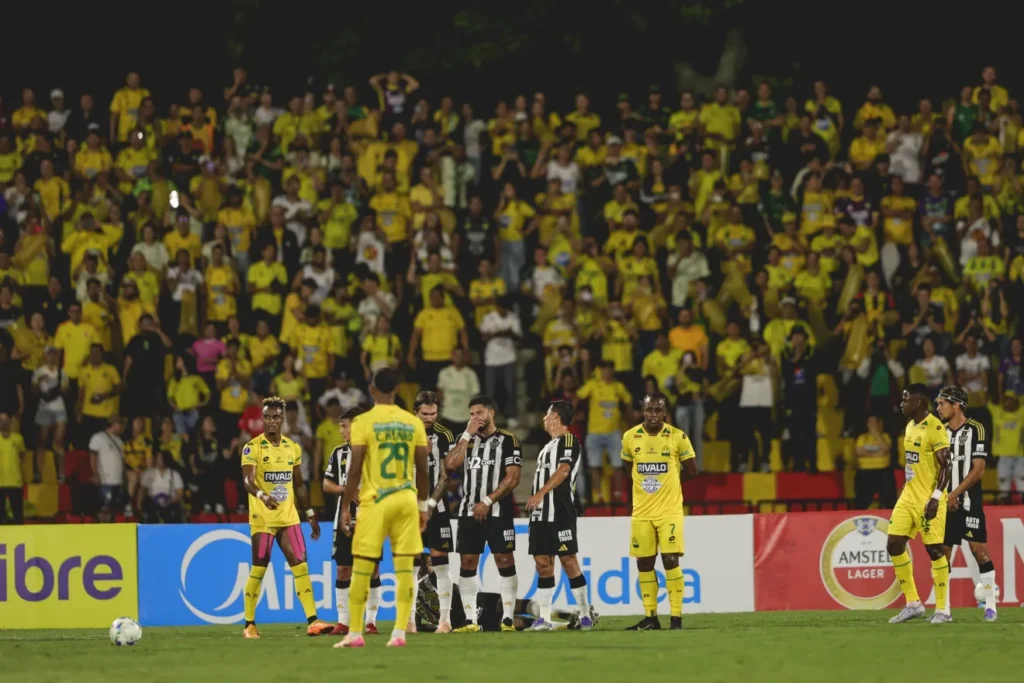 Time do Bucaramanga em confronto contra o Atlético-MG -  Foto: Reprodução/Pedro Souza/Atlético