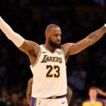 LeBron James pelos Lakers na NBA - Foto: John McCoy/Getty Images