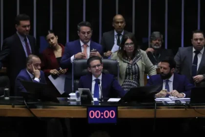 Deputados votaram projeto que altera a Lei do Licenciamento Ambiental na madrugada desta quinta-feira (17) - Foto: Reprodução/Agência Brasil