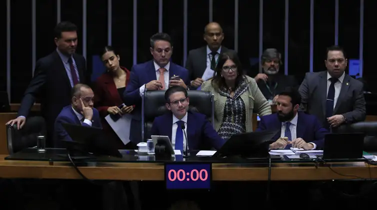 Deputados votaram projeto que altera a Lei do Licenciamento Ambiental na madrugada desta quinta-feira (17) - Foto: Reprodução/Agência Brasil