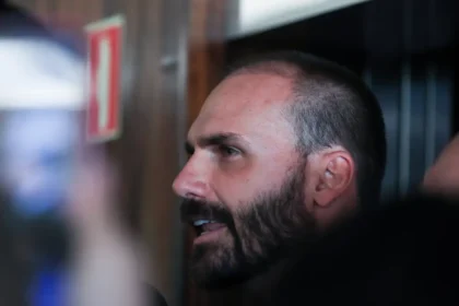 O documento, assinado pelo deputado Lindbergh Farias (RJ) e pelo senador Randolfe Rodrigues (AP), foi anexado ao processo em andamento - Foto: Reprodução/Agência Brasil