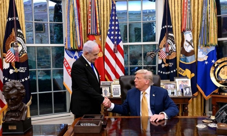 O primeiro-ministro, Benjamin Netanyahu, saudando o presidente dos Estados Unidos, Donald Trump, na Casa Branca em Washington - Foto: Reprodução/EFE/ Avi Ohayon /GPO