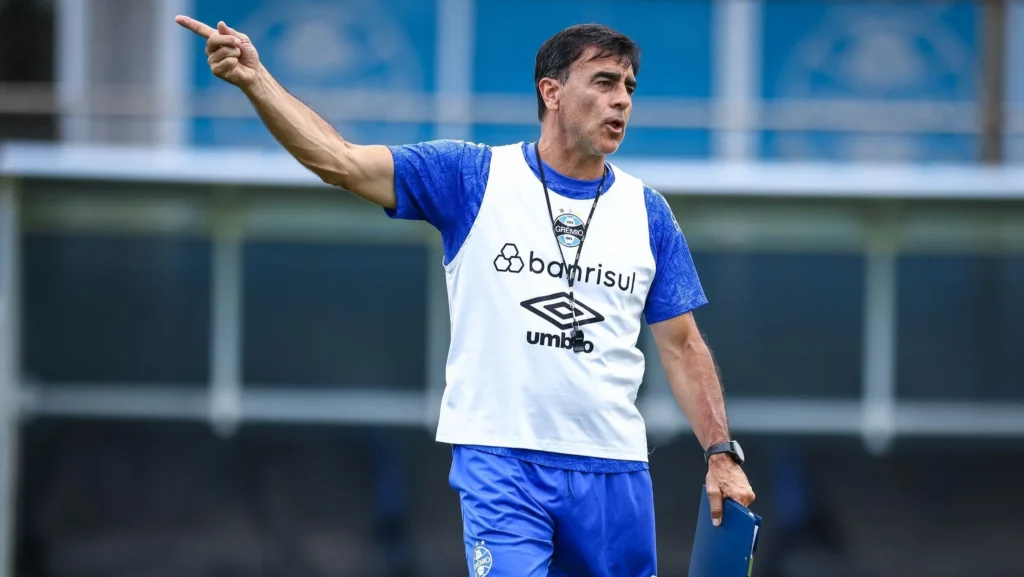 Gustavo Quinteros comanda treino do Grêmio - Foto: Reprodução/Lucas Uebel/Grêmio