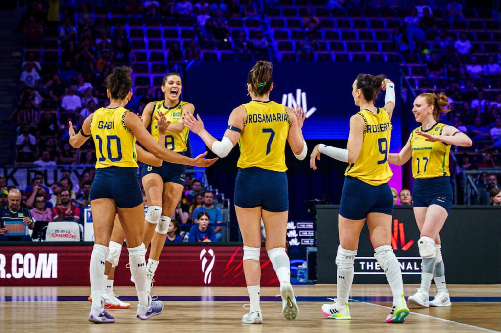 No sufoco, Brasil conquista 2º set sobre as alemãs - Foto: Reprodução/VNL Images