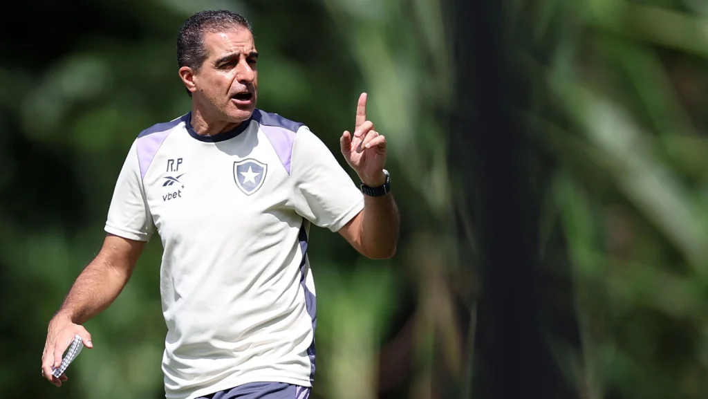 Técnico Renato Paiva em treino do Botafogo - Foto: Reprodução/Vitor Silva/Botafogo