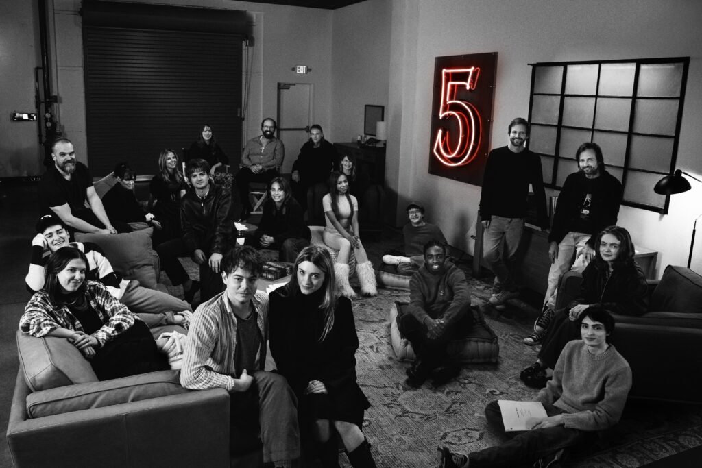 Elenco de Stranger Things na primeira imagem oficial da 5ª temporada - Foto: Divulgação