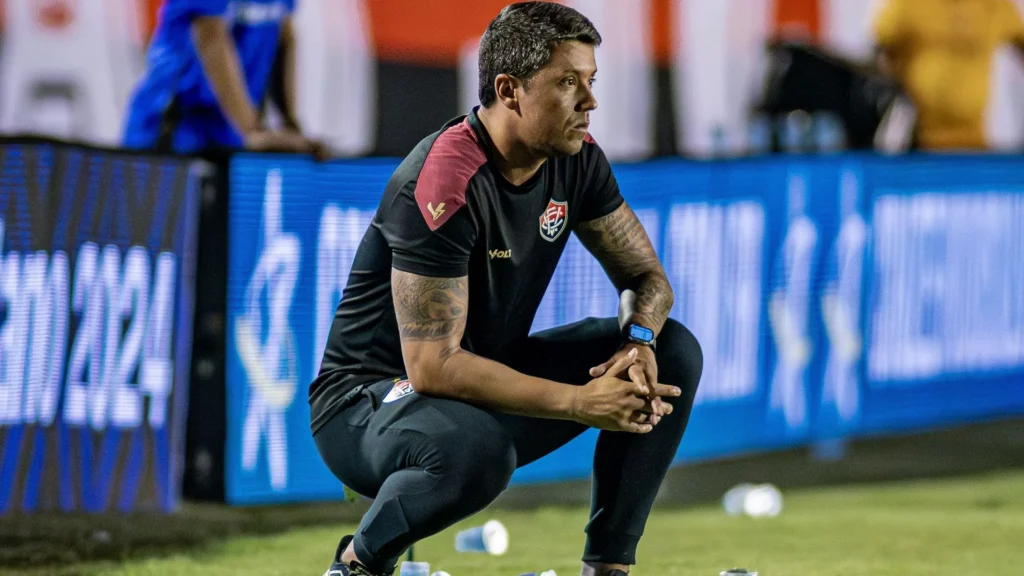 Thiago Carpini em jogo do Vitória no Brasileirão - Foto: Reprodução/EC Vitória