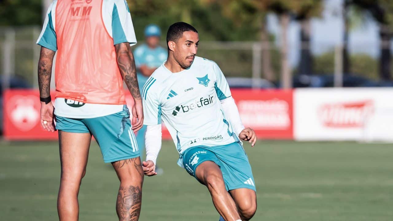 Volante Christian treinou normalmente e pode voltar a ser relacionado para o jogo - Foto: Reprodução/Cruzeiro/Gustavo Aleixo