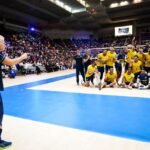 Bernadinho tirando foto dos jogadores da seleção brasileira pós-vitória contra Argentina, pela VNL - Foto: Reprodução/VNL Images