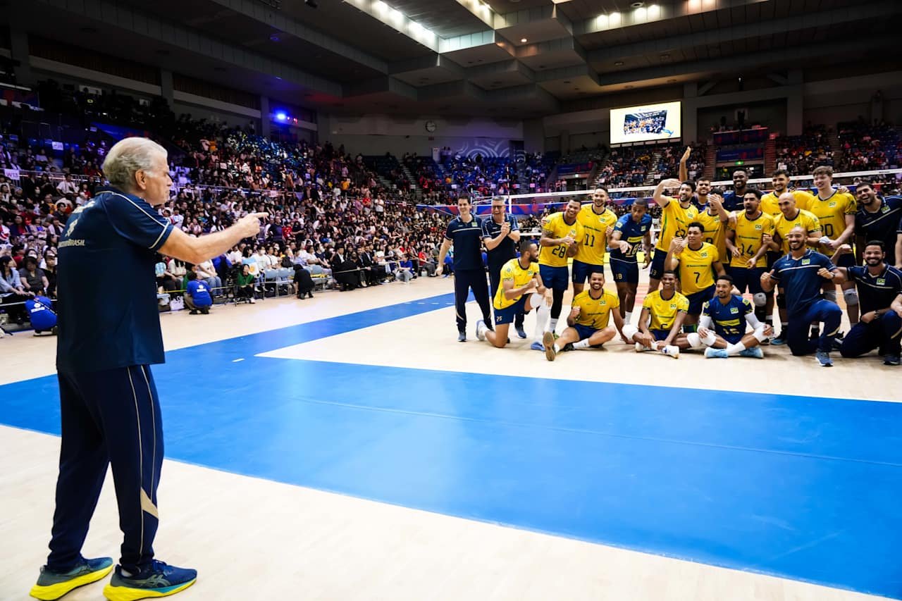 Bernadinho tirando foto dos jogadores da seleção brasileira pós-vitória contra Argentina, pela VNL - Foto: Reprodução/VNL Images