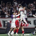 Jogadores comemoram classificação após pênalti convertido por Cédric Soares - Foto: Reprodução/Rubens Chiri e Paulo Pinto/SPFC