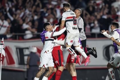 Jogadores comemoram classificação após pênalti convertido por Cédric Soares - Foto: Reprodução/Rubens Chiri e Paulo Pinto/SPFC