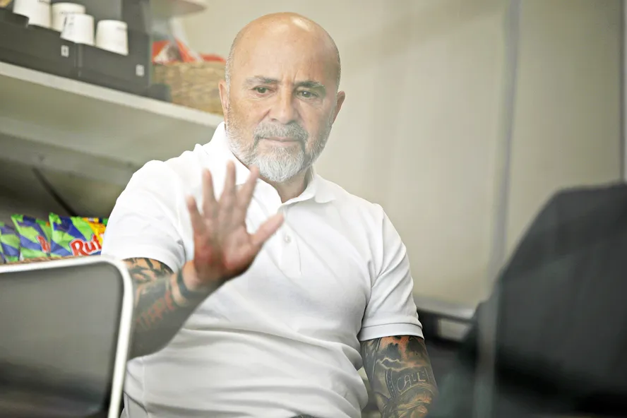 Sampaoli vê hipocrisia no futebol e distanciamento de atores no esporte - Foto: Reprodução/André Durão
