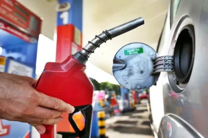 Carro em um posto de gasolina sendo abastecido - Foto: Reprodução/Agência Brasil