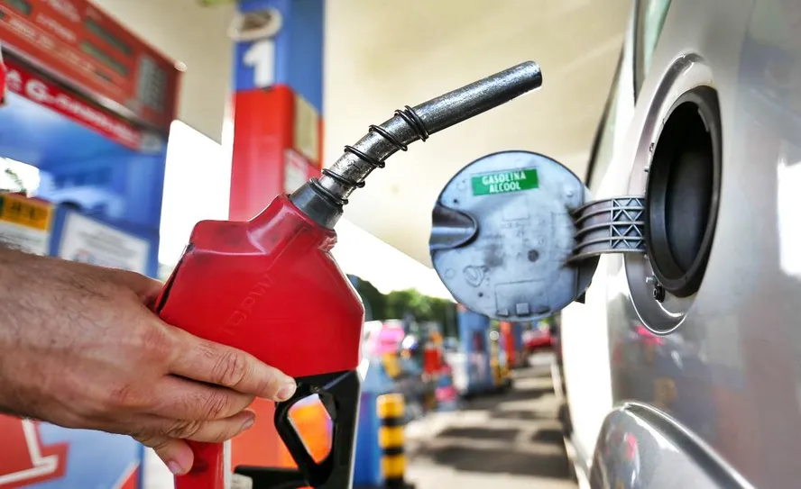 Carro em um posto de gasolina sendo abastecido - Foto: Reprodução/Agência Brasil