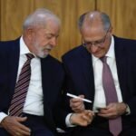 Lula e Alckmin participam de cerimônia no Palácio do Planalto, em Brasília, em 14 de julho de 2025 - Foto: Reprodução/Adriano Machado