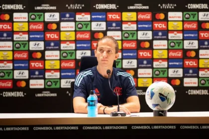 Filipe Luís em coletiva de imprensa pós-partida contra o Internacional - Foto: Reprodução/Conmebol