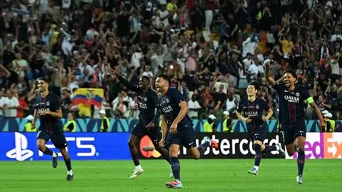 PSG comemorando a vitória diante do Tottenham 