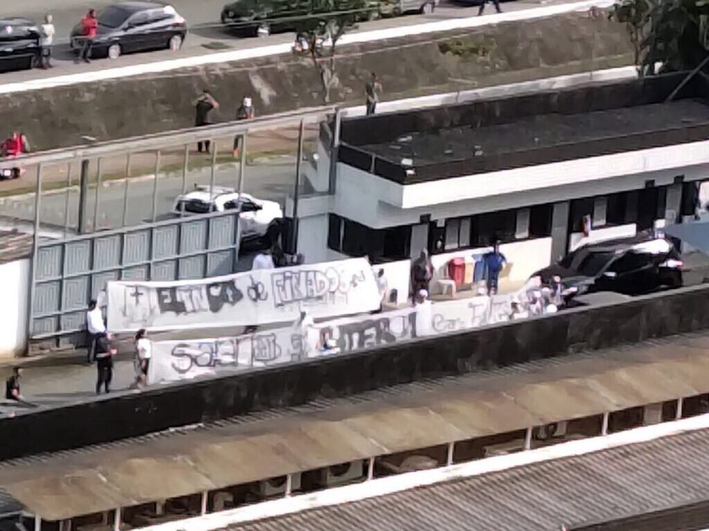 Polícia vai ao CT do Santos após invasão de torcedores - Fotos: Reprodução/Matheus Coce