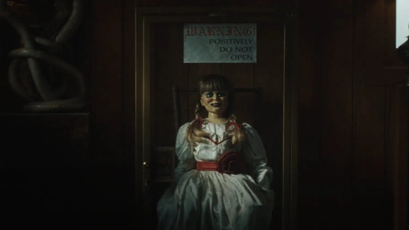 Esse filme não é bem o final do universo de 'Invocação do Mal' uma vez que enquanto a saga render lucro, a Warner provavelmente continuará produzindo sequências. Entretanto, o projeto marcará a despedida dos protagonistas de Patrick Wilson e Vera Farmiga, que protagonizaram os três filmes anteriores da franquia na pele do casal Ed e Lorraine Warren - Foto: Reprodução/Warner Bros.