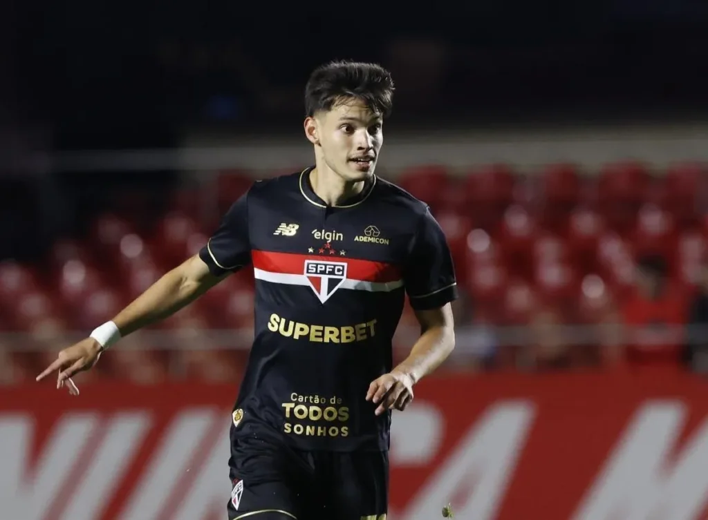 São Paulo: O Tricolor negociou a contratação do meio-campista para que o pagamento fosse em diferentes parcelas - Foto: Reprodução/São Paulo