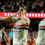 Contudo, nesta segunda-feira (25), a Fifa incluiu na sua lista de transfer ban o São Paulo, pelo não cumprimento dos pagamentos relativos ao jogador paraguaio - Foto: Reprodução/Bruno Escolastico/Estadão Conteúdo