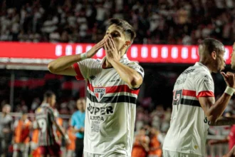 Contudo, nesta segunda-feira (25), a Fifa incluiu na sua lista de transfer ban o São Paulo, pelo não cumprimento dos pagamentos relativos ao jogador paraguaio - Foto: Reprodução/Bruno Escolastico/Estadão Conteúdo