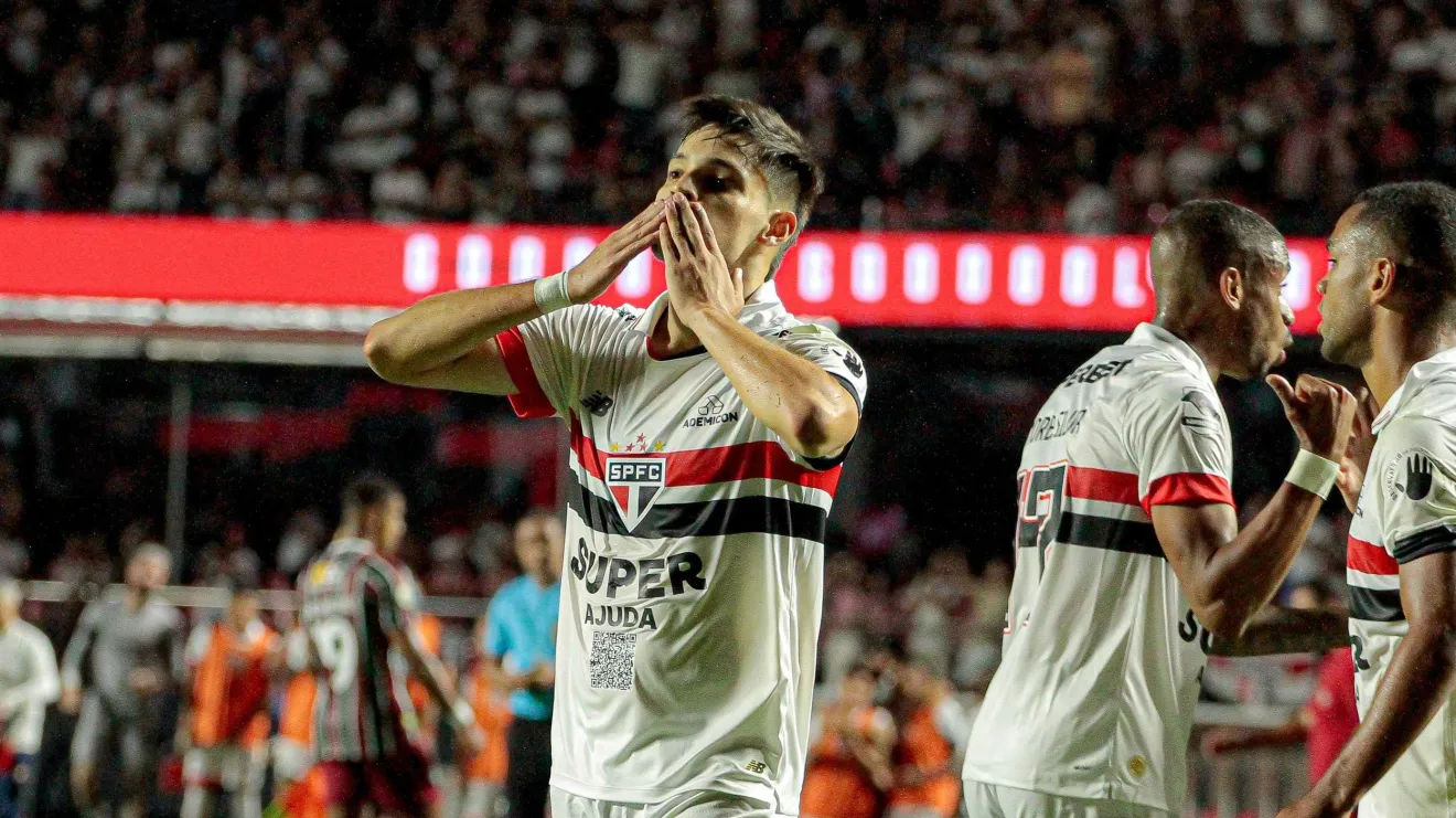 Contudo, nesta segunda-feira (25), a Fifa incluiu na sua lista de transfer ban o São Paulo, pelo não cumprimento dos pagamentos relativos ao jogador paraguaio - Foto: Reprodução/Bruno Escolastico/Estadão Conteúdo