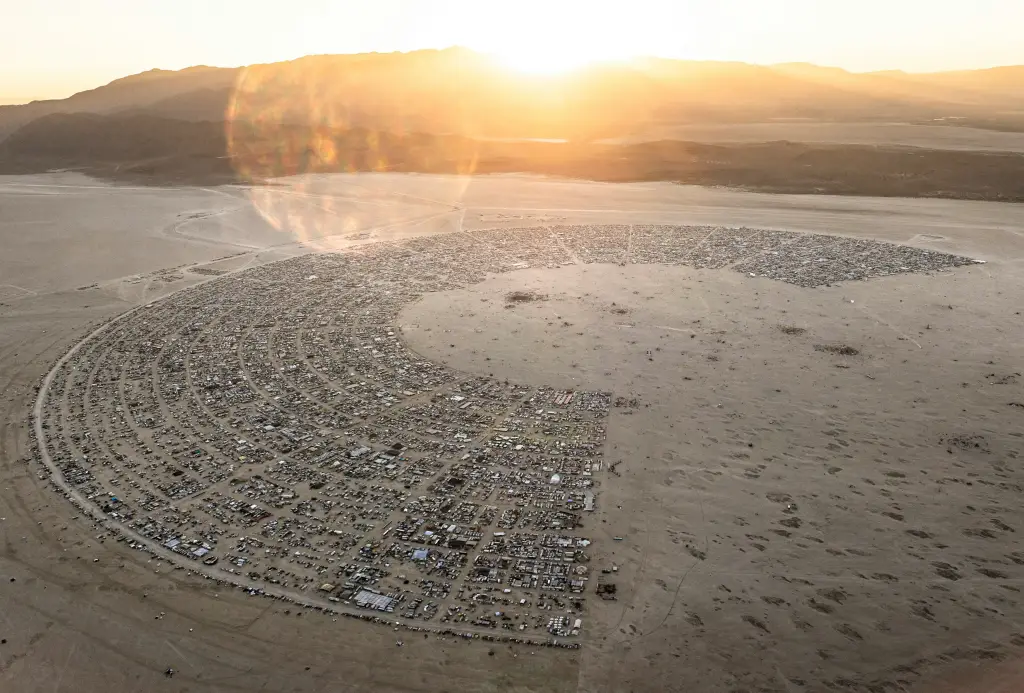 Acampamento do Burning Man forma cidade temporária no deserto. / Foto: Jeremy Bishop/Unsplash
