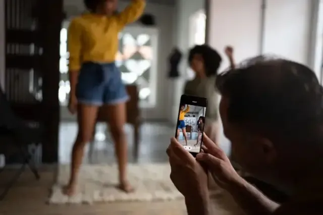 Simulação de gravação de vídeo para redes sociais - Foto: Reprodução/Freepik