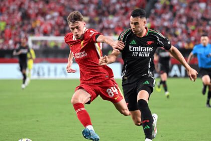 No último confronto pela Premier League, Liverpool e Arsenal empataram em 2 a 2. Foto: Arsenal.com