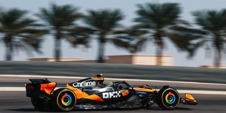 Norris marcou 1m16s052 no circuito de Sakhir - Foto: X/McLaren