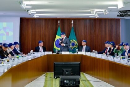 Reunião com os ministros tem provocação de Lula, brincadeira de Alckmin e críticas a Eduardo Bolsonaro - Foto: Reprodução/Ricardo Stuckert/PR