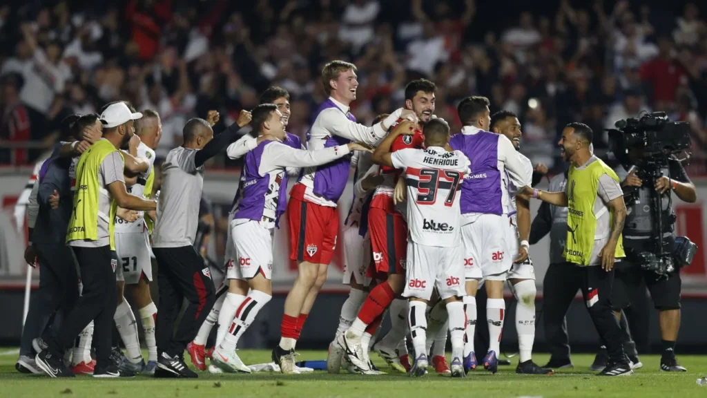 Jogadores do São Paulo comemoram gol sobre o Atlético Nacional no Morumbis pela Libertadores - Foto: Reprodução/X/@LibertadoresBR