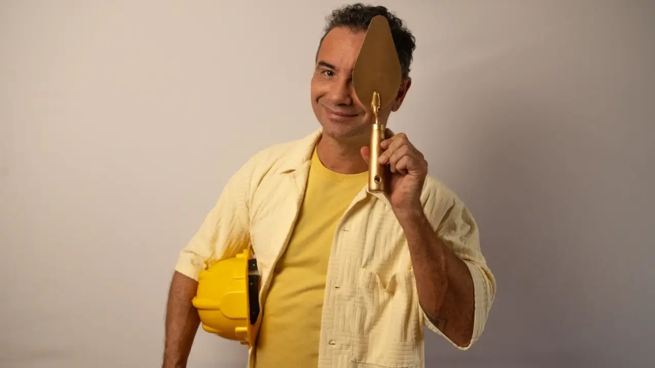 Marco Luque em foto oficial para a próxima temporada de "Pedreiro Top Brasil" - Foto: Reprodução/Quartzolit