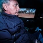 Bolsonaro no carro da PF em dia de busca e apreensão - Foto:Brenno Carvalho/Agência O Globo