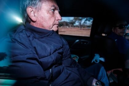 Bolsonaro no carro da PF em dia de busca e apreensão - Foto:Brenno Carvalho/Agência O Globo