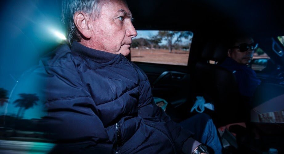 Bolsonaro no carro da PF em dia de busca e apreensão - Foto:Brenno Carvalho/Agência O Globo