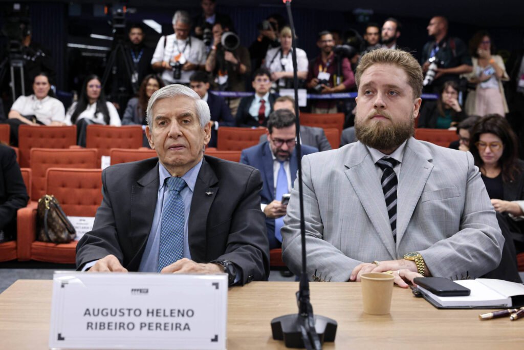 General Augusto Heleno e seu advogado no plenário do Supremo Tribunal Federal - Foto: Ton Molina/STF