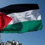 Uma bandeira palestina voa durante um protesto em Paris, França.