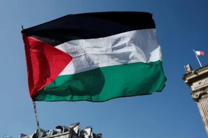 Uma bandeira palestina voa durante um protesto em Paris, França.