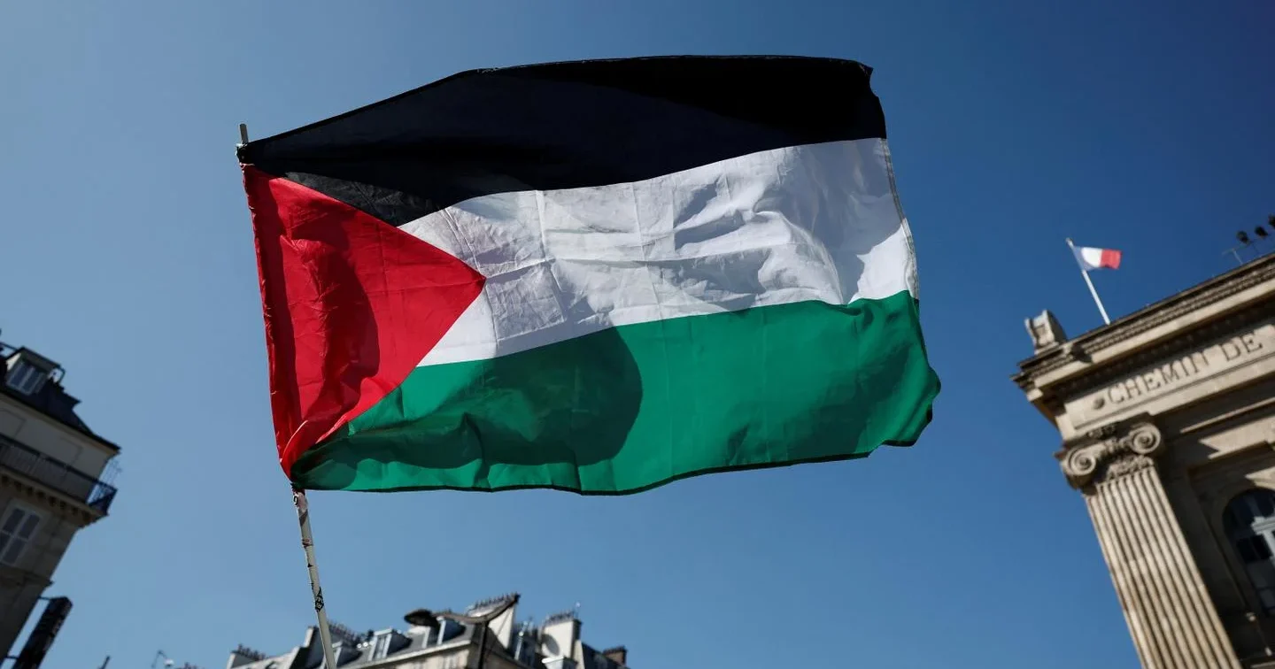 Uma bandeira palestina voa durante um protesto em Paris, França.