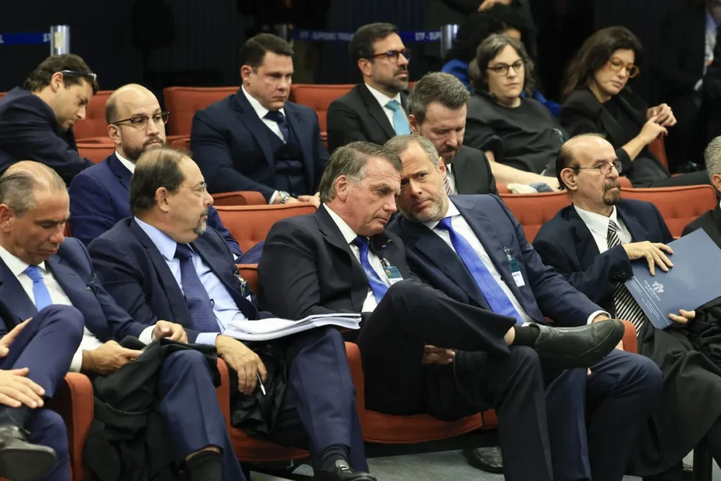Julgamento: Ex-presidente Jair Bolsonaro (PL) e seus advogados no primeiro dia de julgamentos, em março de 2025 - Foto: Rosinei Coutinho/STF