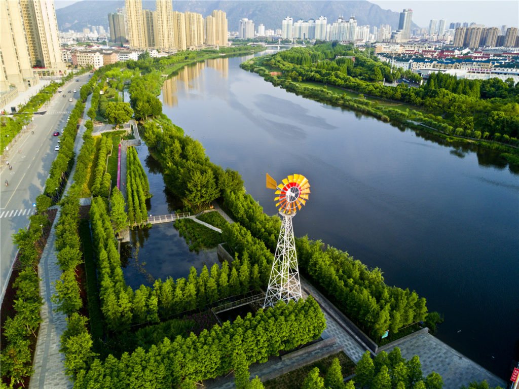 As cidades-esponja já se espalham pelo mundo e elementos que fazem essa união dos centros urbanos com construções arquitetônicas mais amigáveis ao meio ambiente pode ser encontrada em China, Estados Unidos, Tailândia, Alemanha e Dinamarca, só para citar alguns países.  - Foto: Reprodução/Turenscape