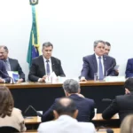 Deputados e senadores durante reunião da Comissão Mista de Orçamento nesta terça-feira (30) - Foto: Vinicius Loures/Câmara dos Deputados