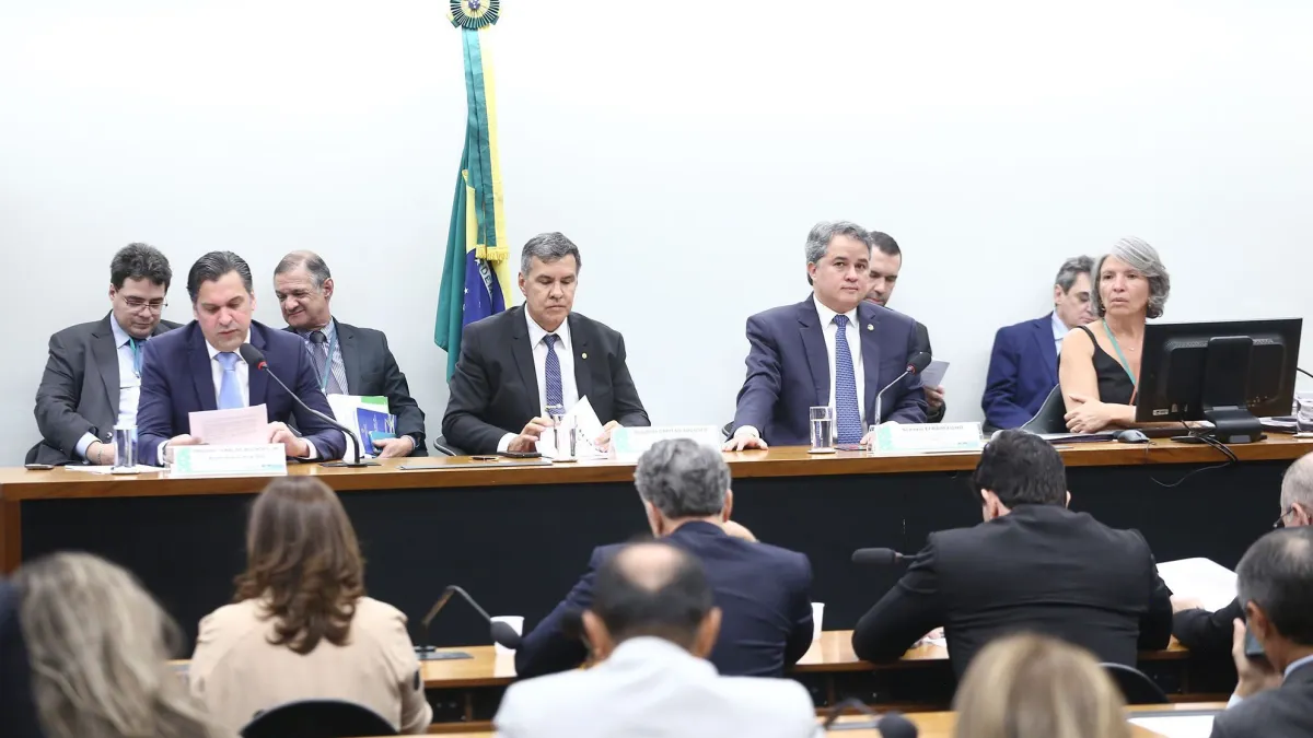 Deputados e senadores durante reunião da Comissão Mista de Orçamento nesta terça-feira (30) - Foto: Vinicius Loures/Câmara dos Deputados