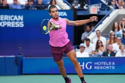Alcaraz na partida contra Djokovic no US Open - Foto: Al Bello/Getty Images/AFP