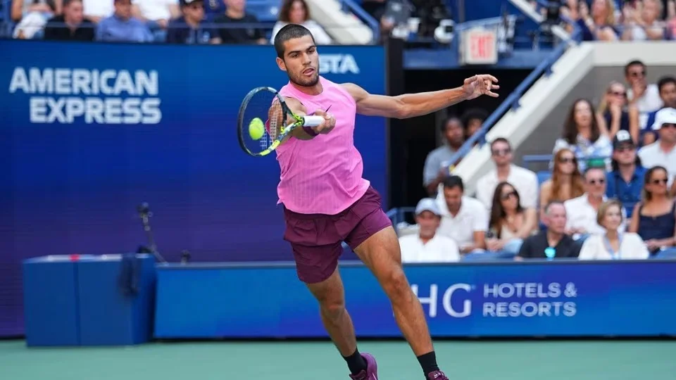 Alcaraz na partida contra Djokovic no US Open - Foto: Al Bello/Getty Images/AFP