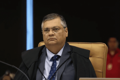 Ministro Flávio Dino em sessão do Supremo Tribunal Federal, com expressão séria e traje oficial. | Reprodução: Rosinei Coutinho/SCO/STF